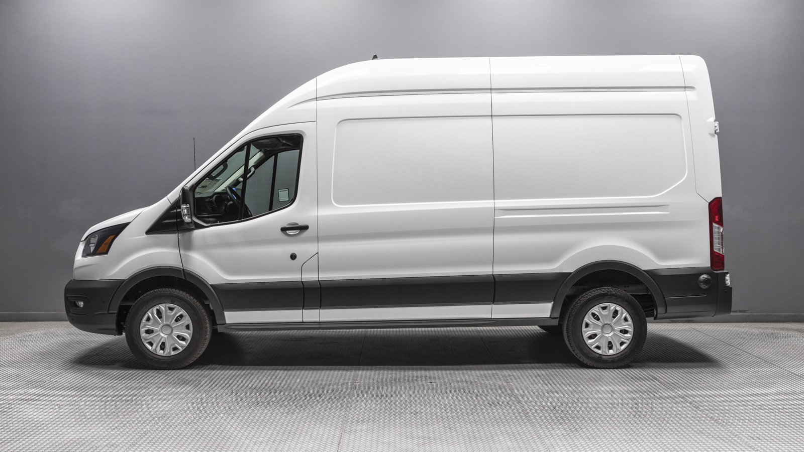 Ford Transit белый сбоку